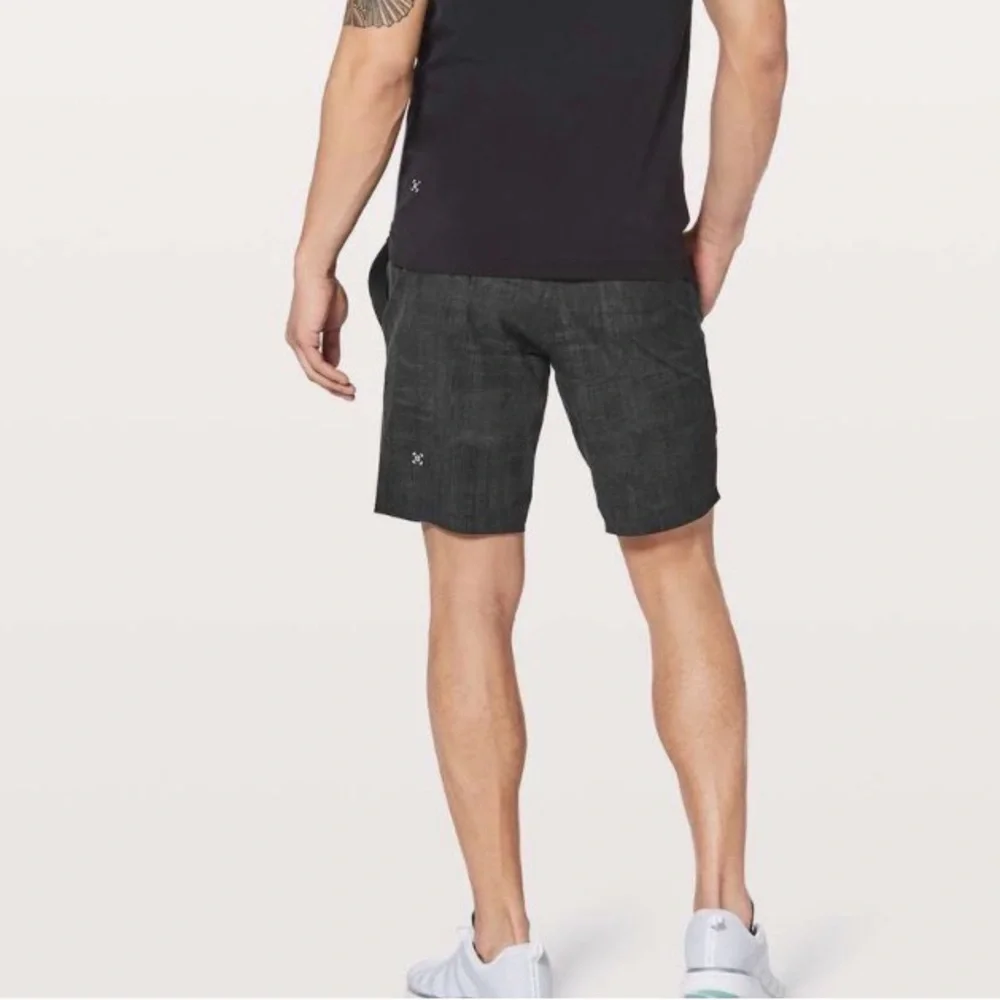 Lululemon Athletica men’s In mind shorts 9” grid lines deep black‎ size M